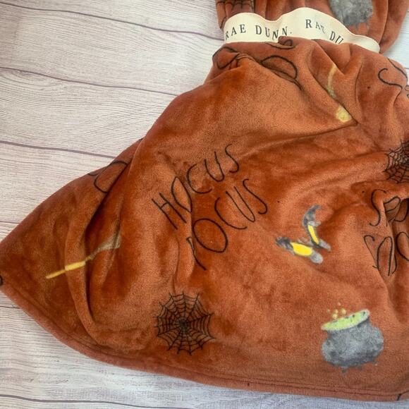 Rae Dunn Hocus Pocus Blanket Orange with Cauldron Broom Witch Hat Shoes 50x70" - Picture 10 of 12